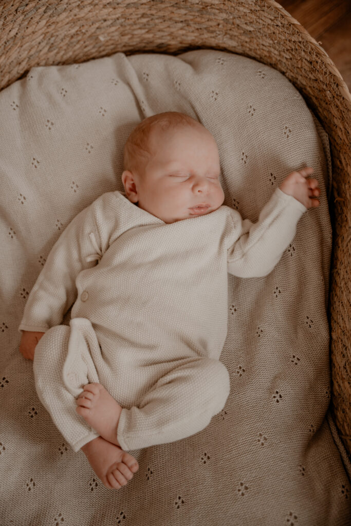 Liefdevol in een mandje tijdens een newborn fotoshoot, Drenthe