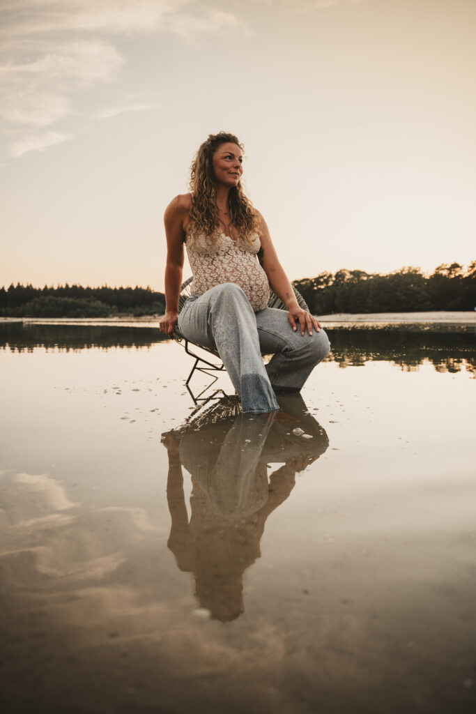 Een shoot in het water, is altijd een goed idee. Een fotoshoot als zwangere dame is een herinnering die je wilt hebben. 