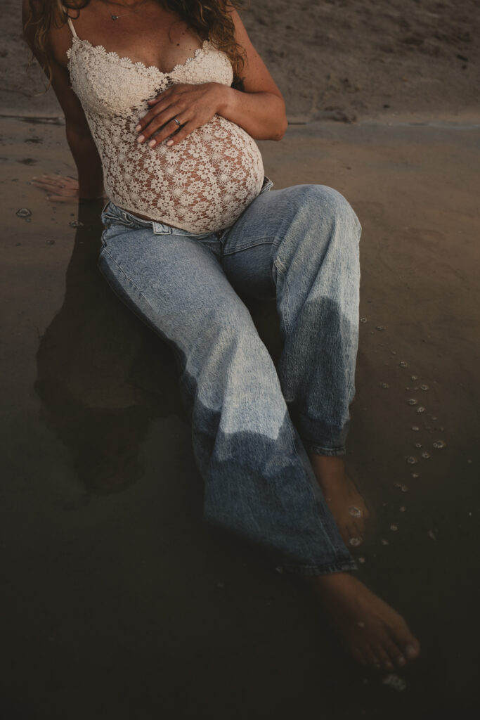 Wanneer het laatste zonlicht van de dag schijnt op jouw zwangere buik. Zwangerschap fotograaf Groningen, Jolien Fotografeert 